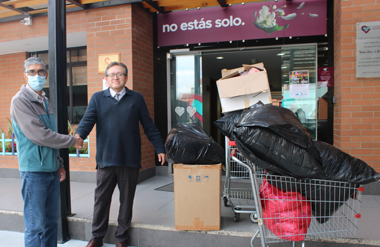 Entrega de la donación al representante del Hogar de Niños San Vicente de Paúl