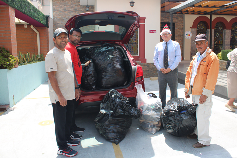 Entrega de la donación a los hermanos de la Parroquia San Judas Tadeo